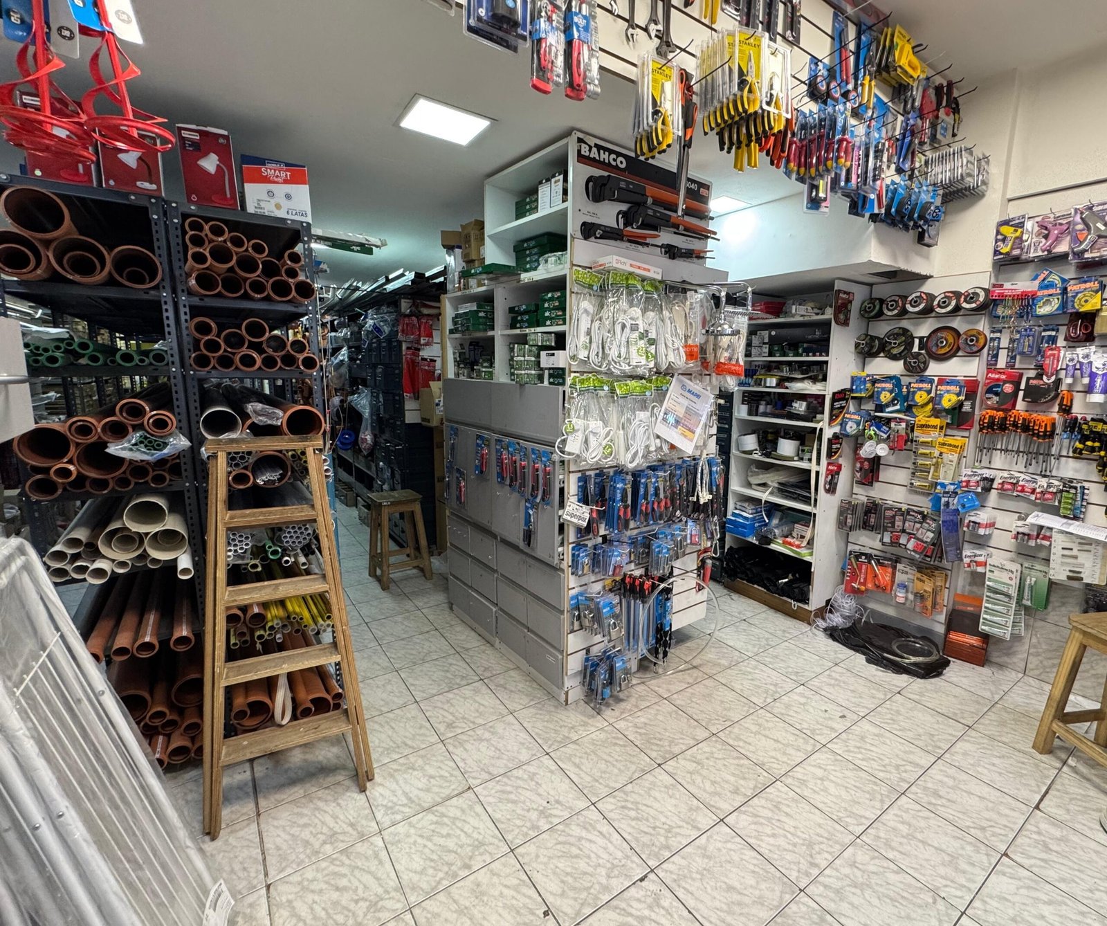 Interior del local con gran variedad de productos